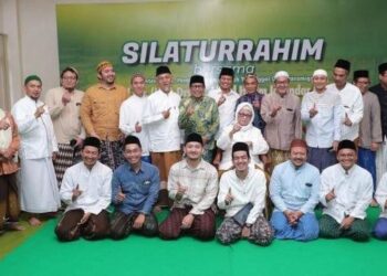 KH Muhammad Anwar Manshur berfoto bersama para pengasuh Ponpes Lirboro, Kediri di sela Deklarasi Dukungan ke Paslon AMIN, Sabtu (16/12/2023)