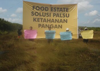 Aksi Bentang Spanduk di Lahan Ekstentifikasi Food Estate di Desa Mantangai Hulu - oleh WAlHI Kalteng FOTO | Dok. Walhi Kalteng