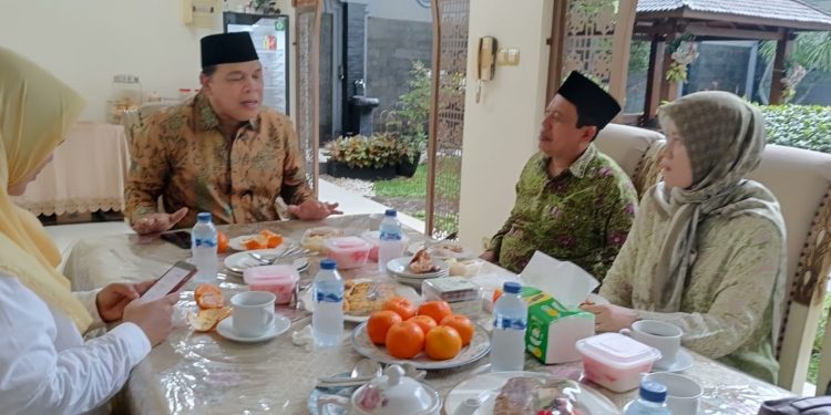 Ketua Majelis Ulama (MUI) Jakarta Timur, Dr. KH. Didi Supandi, Lc., MA., (Kedua dari kiri), dan Sekwil DPW PKB Jakarta, H. Mohammad Fauzi - Silaturrahmi membangun persaudaraan. FOTO | Dok. PKBTalk24