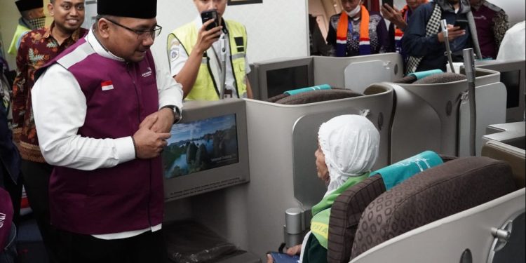 Menag Yaqut Cholil Qoumas sapa jemaah haji lansia di pesawat, Senin (13/5/2024). FOTO | Dok. kemenag.go.id