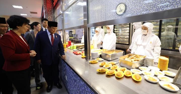 Presiden terpilih 2024-2029, Prabowo Subianto, meninjau penerapan program makan siang gratis untuk siswa di Negeri Tirai Bambu. Foto: Humas Prabowo