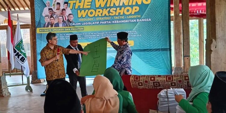Direktur Eksekutif Lembaga Survei Indonesia (LSI), Djayadi Hanan di Pesantren Bina Insan Mulia, Cirebon, Jawa Barat, Minggu (16/7/2023). FOTO | Dok. PKBTalk24