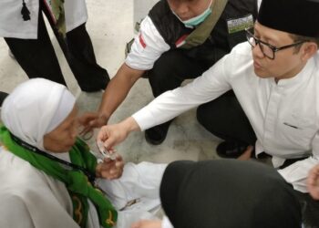 Momen Gus Muhaimin, Menyemangati Jamaah Haji Lansia yang Kelelahan di Mina