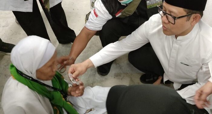 Moment Gus Muhaimin Semangai Jemaah Haji Lansia saat kelelahan - FOTO | Dok. istimewa
