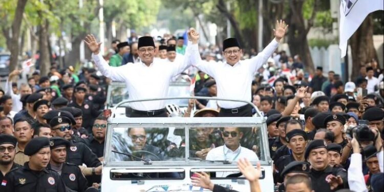 Pasangan calon presiden dan wakil presiden dari Koalisi Perubahan AMIN, menyerahkan dokumen pendaftaran ke Ketua KPU Hasyim Asy'ari di Kantor KPU RI, Jakarta, Kamis (19/10). FOTO | Dok. PKBTalk24
