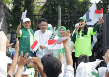 Ketua DPW PKB DKI Jakarta H.H asbiallah Ilyas (Paling kiri), hadir mengawal simpatisan dan pengurus DPK DKI Jakarta mengantar Paslon AMIN daftar ke KPU, Kamis (19/10/2023). FOTO | Dok. PKBTalk24