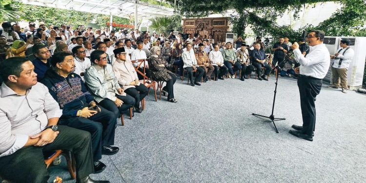 Capres Anies Baswedan saat menyampaikan pidato pembubran Timnas AMIN, di acara Halal Bihalal bersama partai koalisi pengusung AMIN di kediamannya Lebak Bulus Jaksel, Selasa (30/4/2024). FOTO | Dok. Media PKB