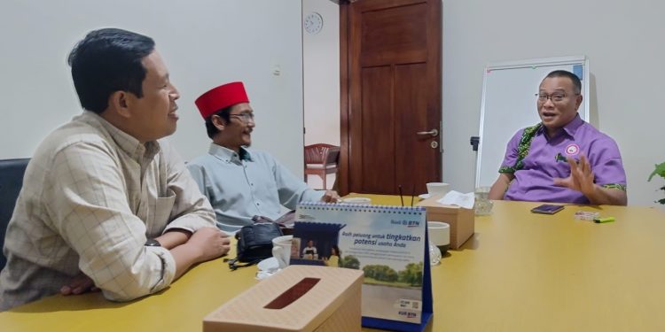 Ketua Umum Konfederasi Serikat Pekerja Seluruh Indonesia (KSPSI), Jumhur Hidayat (kanan), menerima kunjungan silaturrahmi Sekwil DPW PKB Jakarta, H. Mohammad Fauzi (paling kiri) dan tim, di kantor KSPSI, Jumat (17/5/2024). FOTO | Dok. PKBTalk24