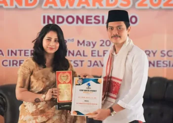Early Childhood Development Forum (ECDP)  menganugerahkan "Best Innovator Award in Pesantren Education" kepada Pengasuh Pesantren Bina Insan Mulia KH Imam Jazuli Lc MA, Rabu (22 Mei 2024). FOTO | Dok. Pesantren Bima