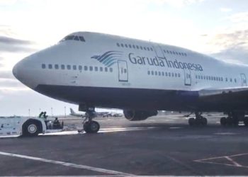 Pesawat Garuda Boeing 747-400 ER yang membawa rombongan kloter 15 Embarkasi Makasaar mengalami delay di Bandara Internasional Sultan Hasanuddin, Jumat (24/5/2024)