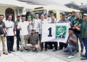 Sekwil  DPW PKB Jakarta, H. Moh. Fauzi  melepas rombongan ziarah secara simbolis di kantor DPW PKB Jakarta, Kamis (25/4/2024). FOTO l Dok PKBTalk24