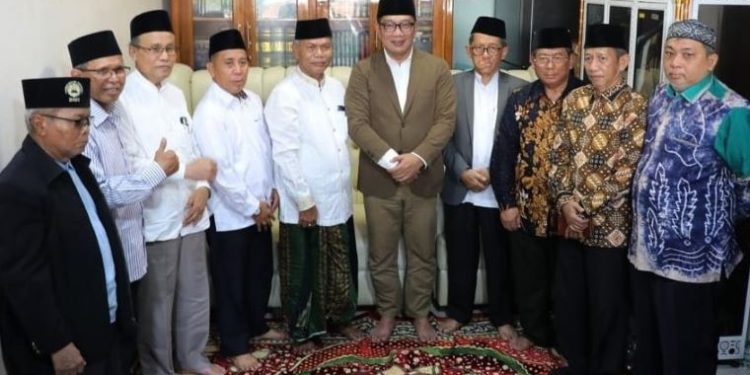 Kang Emil dengan Ketua DMI dan pengurus DMI Jakarta di gelar di kediaman Ketua Dewan Masjid Indonesia (DMI) Jakarta,  KH. Ma'mun Al-Ayyubi, di Kelurahan  Papanggo, Kecamatan Tanjung Priok, Jakarta Utara, Senin (30/9/2024). FOTO | Dok. Tim Media RIDO