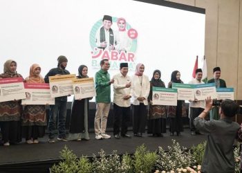 Pasangan Calon Gubernur Jawa Barat KH Acep Adang Ruhiat dan Calon Wakil Gubernur Jawa Barat (Jabar) Gitalis Dwinatarina (Gita KDI), meluncurkan empat kartu Jabar Bahagia, Jumat (20/9/2024). FOTO | Dok. istimewa