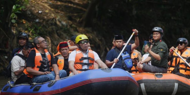Ridwan Kamil saata berkunjung ke Padepokan Ciliwung Condet Bang Lantur, di Kawasan Jakarta Timur, Kamis (10/3/2024). FOTO | Dok. Tim Sosmed RIDO