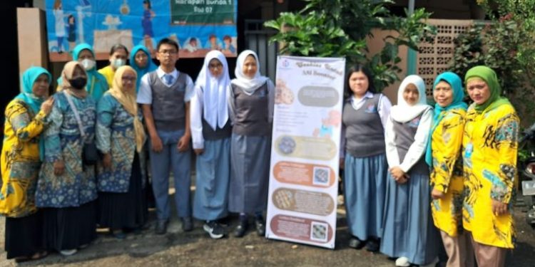 SnggotaKelompok KIR Liberika Akademi berpose bersama usai memberikan paparan presentasi di Posyandu Harapan Bunda I, Pondok Kopi, Jakarta Timur, Kamis (17/10/2024). FOTO | Dok. Istimewa