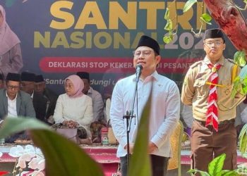 Menteri Koordinator Bidang Pemberdayaan Masyarakat, Abdul Muhaimin Iskandar atau Gus Muhaimin saat memberi sambutan di Hari Santri Nasional di lapangan Ponpes Mahasina Darul Qur'an Wal Hadits, Kota Bekasi, Selasa (22/10/2024). FOTO | Dok. istimewa