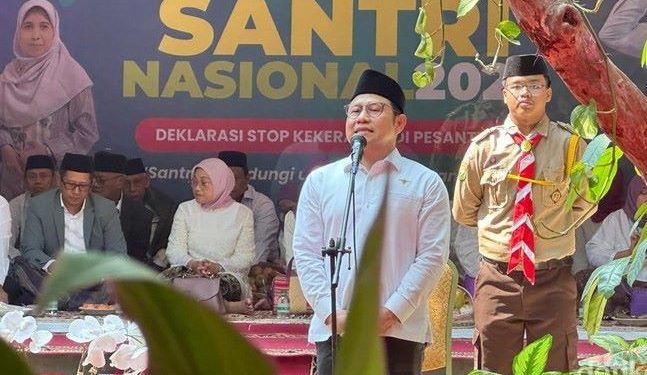 Menteri Koordinator Bidang Pemberdayaan Masyarakat, Abdul Muhaimin Iskandar atau Gus Muhaimin saat memberi sambutan di Hari Santri Nasional di lapangan Ponpes Mahasina Darul Qur'an Wal Hadits, Kota Bekasi, Selasa (22/10/2024). FOTO | Dok. istimewa