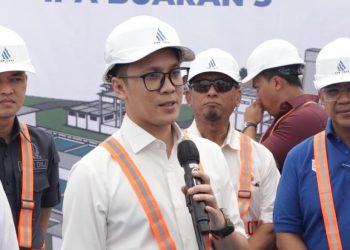 Ketua Komisi C DPRD DKI Jakarta Dimaz Raditya memberi keterangan kepada media setelah meninjau pembangunan IPA Buaran III di Jakarta, Selasa (17/12/2024).
