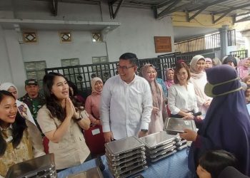 Wakil Menteri Kependudukan dan Pembangunan Keluarga atau Wakil Kepala BKKBN, Ratu Ayu Isyana Bagoes Oka meninjau proses pendistribusian dan pembagian makan bergizi gratis (MBG) untuk ibu menyusui, ibu hamil dan anak-anak, di Posyandu Anyelir 1, Ciracas, Jakarta Timur, Jumat (9/1/2024). FOTO | Dok. Kompas.com