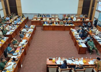 Suasana Rapat Kerja Komisi I DPR RI bersama Menhan Sjafrie Sjamsoeddin dan Panglima TNI Agus Subiyanto, Senin (25/11/2024). FOTO | Dok. Kompas.com