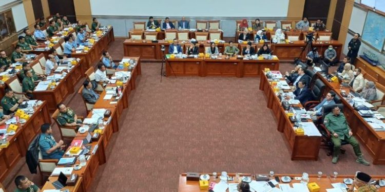 Suasana Rapat Kerja Komisi I DPR RI bersama Menhan Sjafrie Sjamsoeddin dan Panglima TNI Agus Subiyanto, Senin (25/11/2024). FOTO | Dok. Kompas.com