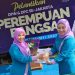 Ratna Juwita Indah Sari, Bendahara Umum DPP Perempuan Bangsa dan anggota DPR RI Fraksi PKB (kanan) menyerahkan surat mandat atau SK Kepengurusan DPW PB kepada Ketua DPW PB Jakarta, Puti Hasni, S.Pd, di Lapangan Satu Maret Kalideres, Minggu (11/5/2025). FOTO | Dok. PKBTalk24