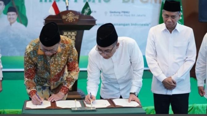 Ketum PBNU, KH Yahya Cholil Staquf (Gus Yahya) resmi menandatangani kerja sama strategis dengan BPOM untuk mendampingi dan mengembangkan UMKM milik warga NU. Rabu (14/5/2025). FOTO | Dok. mu.or.id