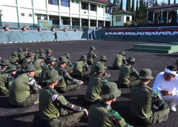 Gubernur Jawa Barat Dedi Mulyadi mengunjungi tempat pembinaan siswa bermasalah di barak militer Resimen Artileri Medan 1 Sthira Yudha, Batalyon Artileri Medan 9, Purwakarta, Jawa Barat, Senin (5/5/2025). (Dok Dedi Mulyadi)